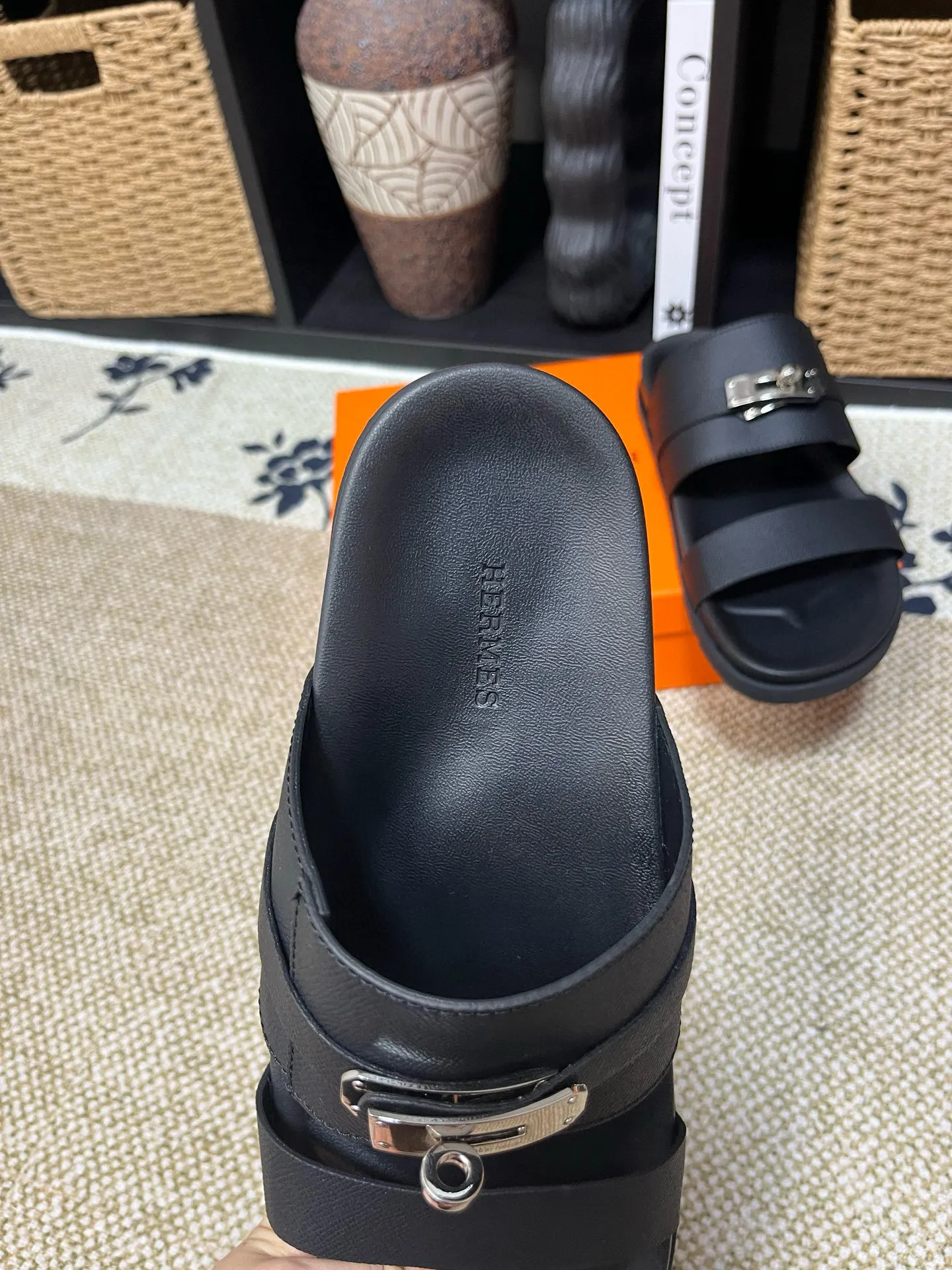 P300 Long-term stock Hermes men’s Kazimir slippers for couples - top quality woven calfskin functional sandals with intertwined uppers inspired by the “H” iconic pattern to create a casual look, perfect for summer. Imported cowhide + cowhide lining + TUP outsole Size: 35-46